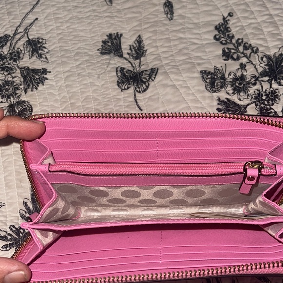 Beautiful flamingo color Kate Spade large zippered wallet strawberry collection - Picture 3 of 7